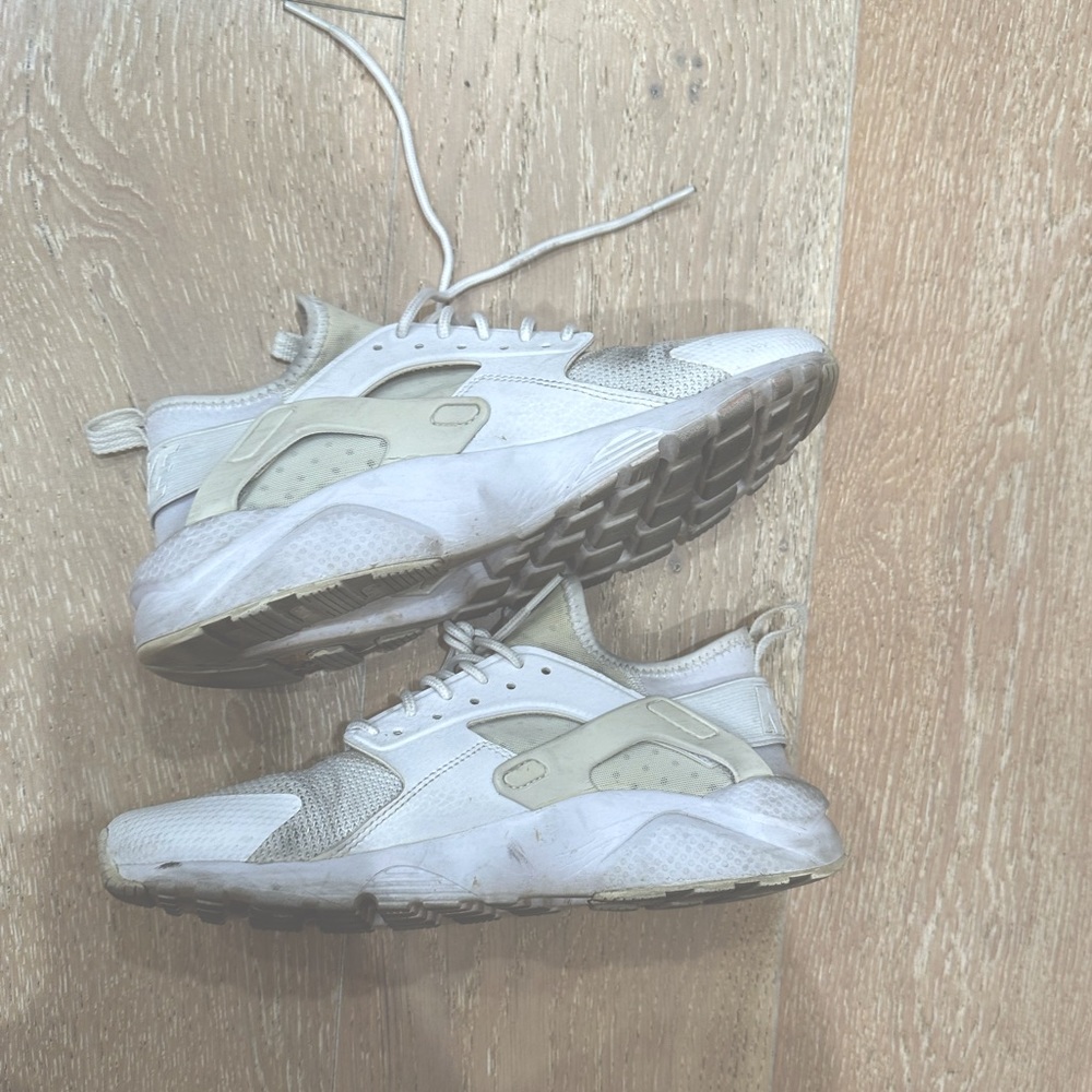Nike Hurache. Girls Size 7/Women’s Size 8.5.